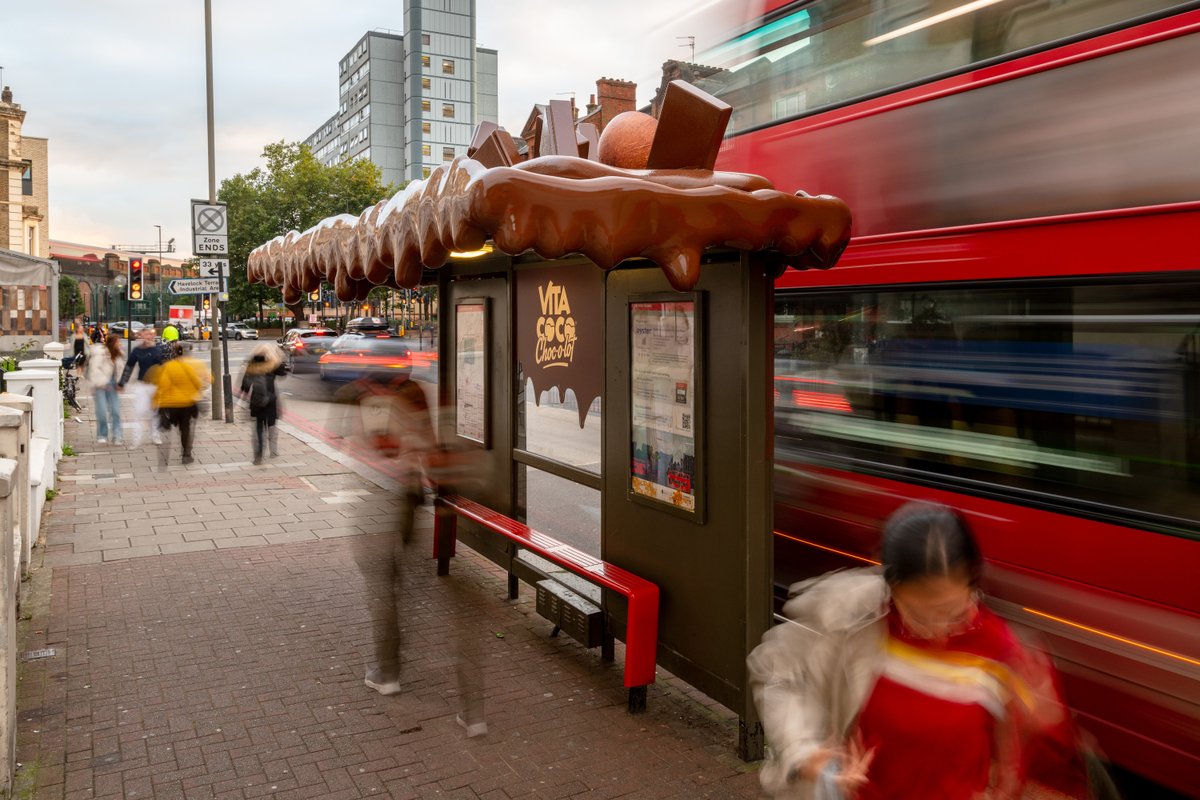 TalonOOH's tweet photo. .@VitaCocoUK promotes its "Choc-o-lot" chocolate &amp; coconut drink with this incredible #OOH special build! 🍫🥥

Fantastic work from Talon Creative Solutions, @Yonder_Media &amp; @JCDecaux_UK. https://t.co/KuvwAqWmqS