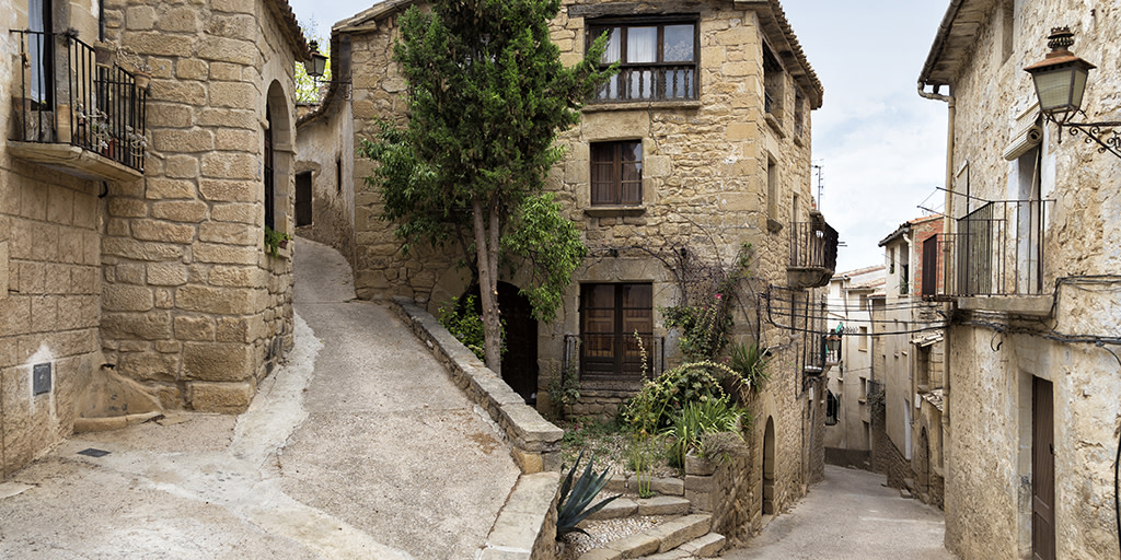 RT @Spain_inUK: In #Calaceite, in #Teruel, you can spot many architectural gems while walking through the town's cobbled streets. 😮 A perfect destination for a rural getaway! ☺️

👉 bit.ly/3o3w44Z

#VisitSpain #SpainRuralTourism <a href="/aragonturismo/">Turismo de Aragón</a>