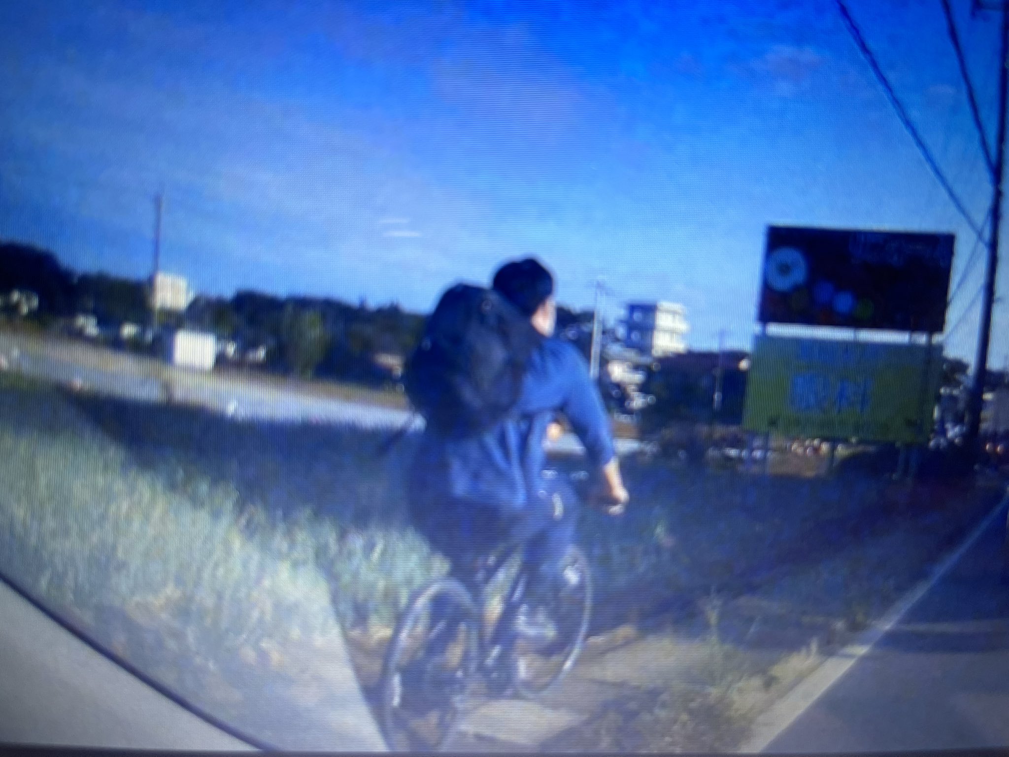 自転車で東方に走り去った
