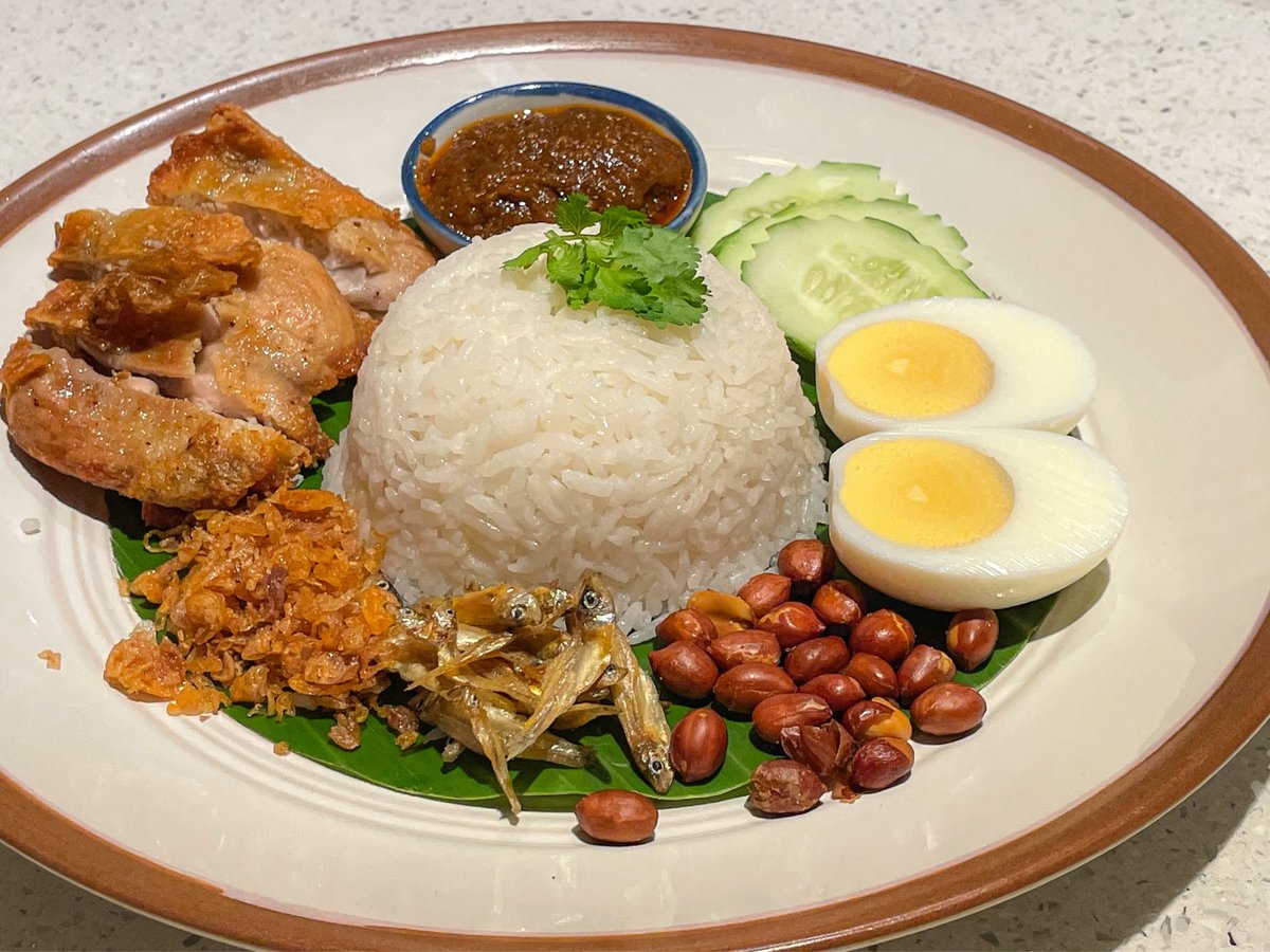 BESTEREATS's tweet photo. ร้านอาหารสิงคโปร์ รสอาหารอร่อย เข้มข้น บรรยากาศในร้านดี
ร้าน Chuan kitchen
📍ชั้น 6 ห้างเซ็นทรัลเวิลด์
✏️Nithi Bunyaketu
อ่านเพิ่มhttps://t.co/MVCupmGOba
#RettyTH #อร่อยไปแดก #อาหารสิงคโปร์ #อร่อย #อาหารเอเชีย #aroii https://t.co/8Q8XU1aPBd