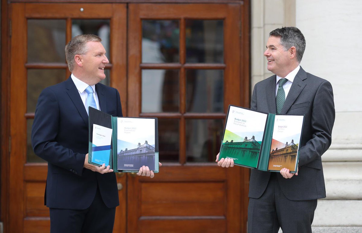 Paschald's tweet image. Today Minister @mmcgrathtd &amp;amp; I present #Budget2022 to Dáil Éireann.

The Budget aims to:
1️⃣ recover from the pandemic
2️⃣ restore public services
3️⃣ repair our public finances

As the dark cloud of #COVID19 lifts, there are truly exciting times ahead for this country &amp;amp; its people