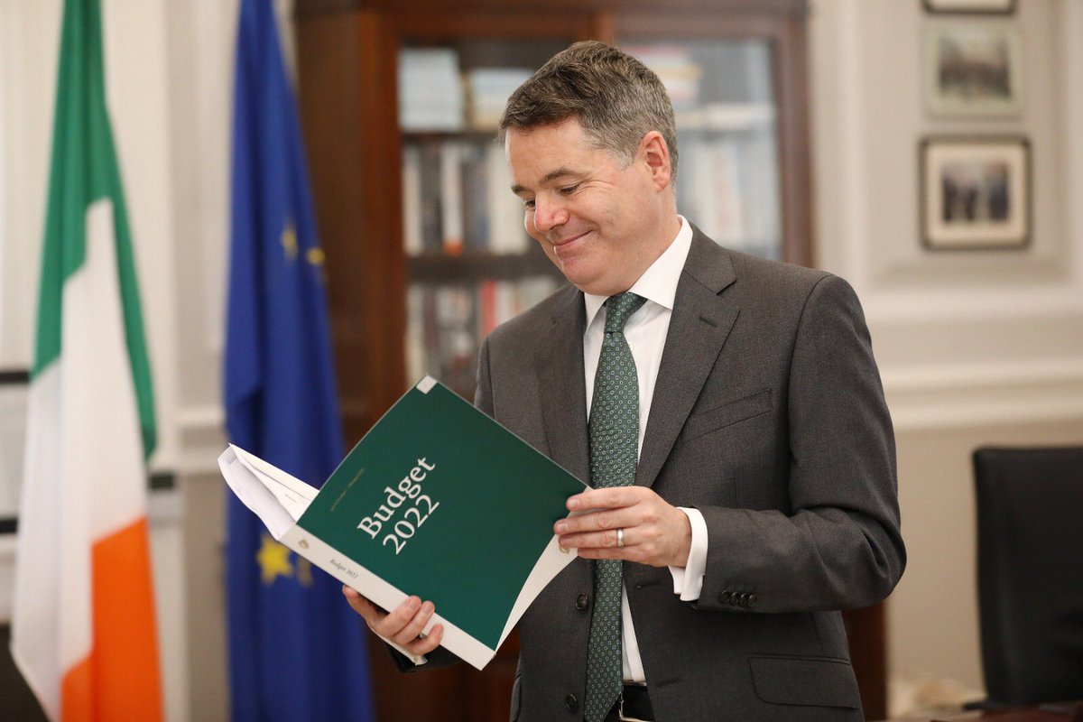 Paschald's tweet image. Today Minister @mmcgrathtd &amp;amp; I present #Budget2022 to Dáil Éireann.

The Budget aims to:
1️⃣ recover from the pandemic
2️⃣ restore public services
3️⃣ repair our public finances

As the dark cloud of #COVID19 lifts, there are truly exciting times ahead for this country &amp;amp; its people