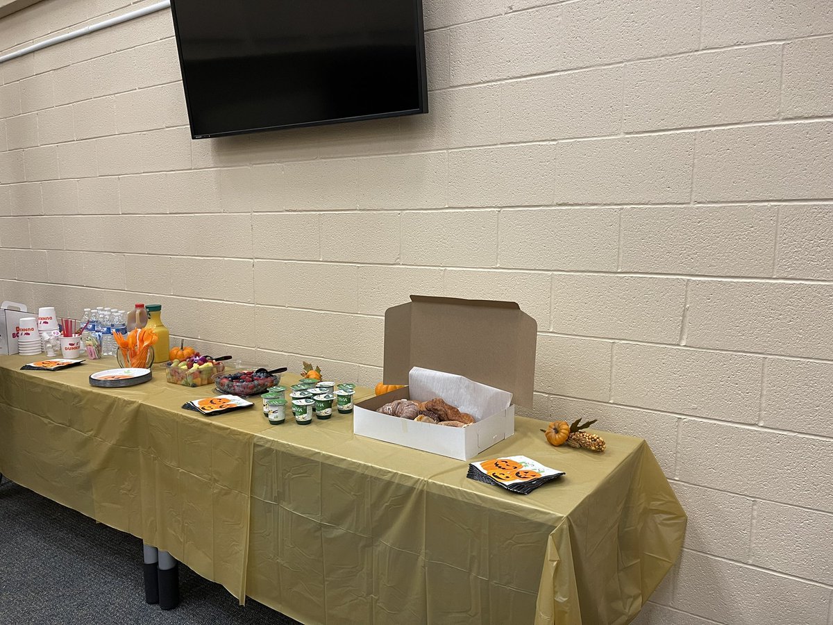 KenstonKHSPTO's tweet photo. Welcome to the District breakfast 🍩☕️🍌🍍#WeWantToGetToKnowYou #GeorgesDonuts https://t.co/ewaTokujH4