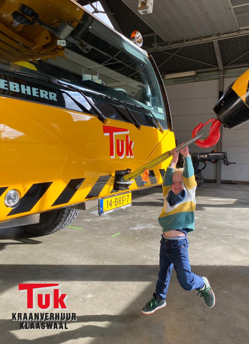 tukkraanverhuur's tweet photo. We wilden het niet aan de grote haak hangen, maar we doen het toch ff:
De hangjeugd heeft de toekomst! Geloof ons nou!
Hang in there, Just, jij komt er wel! 💪💪💪
📸: mama van Just
#Tuk #TakelTuk #TukKraanverhuur #Just #Liebherr #LTM1100  #dejeugdheeftdetoekomst #enJustzeker https://t.co/rKe5PwkjOb