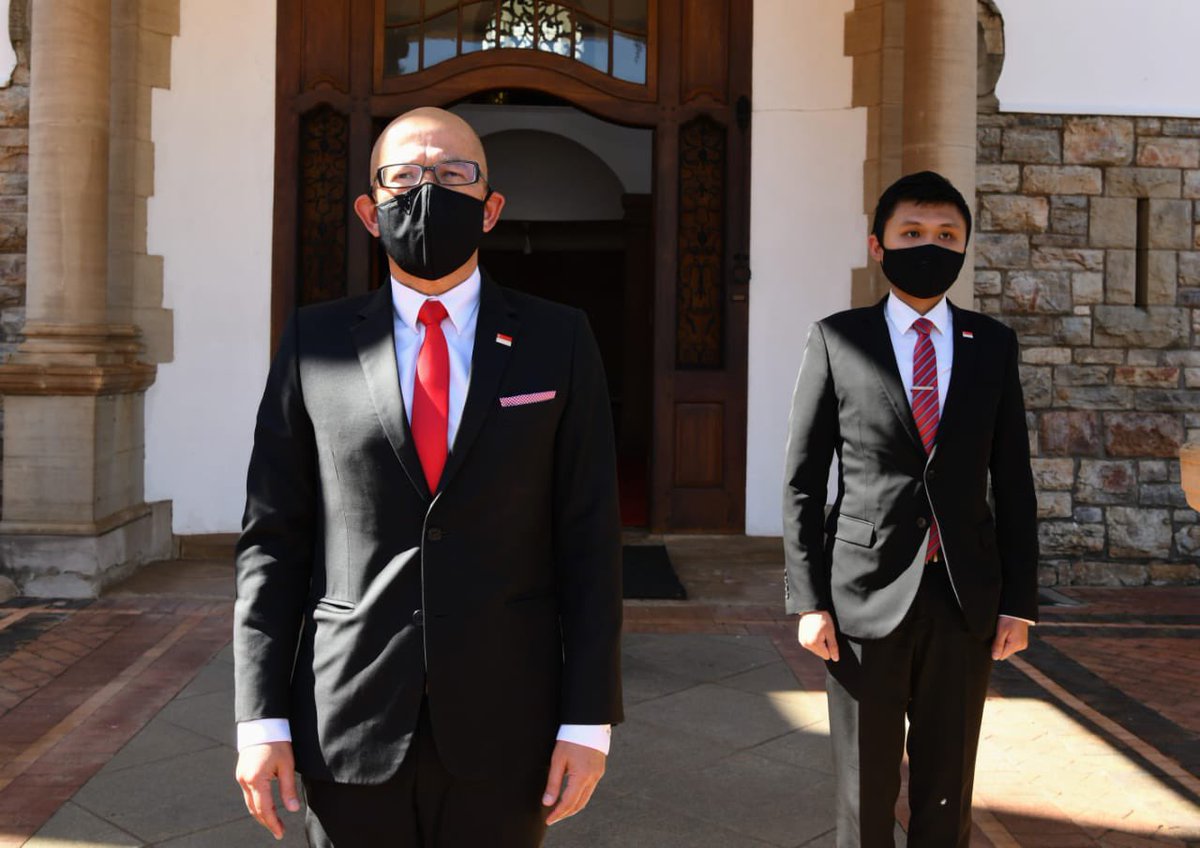 DIRCO_ZA's tweet photo. The High Commissioner (Designate) of the Republic of Singapore, His Excellency Mr Zainal Arif Mantaha and Mr Clarence KANG, arrive at the Sefako M Makgatho Presidential Guesthouse and are received by the Director Protocol Ceremonial. #HeadsOfMission @MFAsg https://t.co/VckJeZuWxf