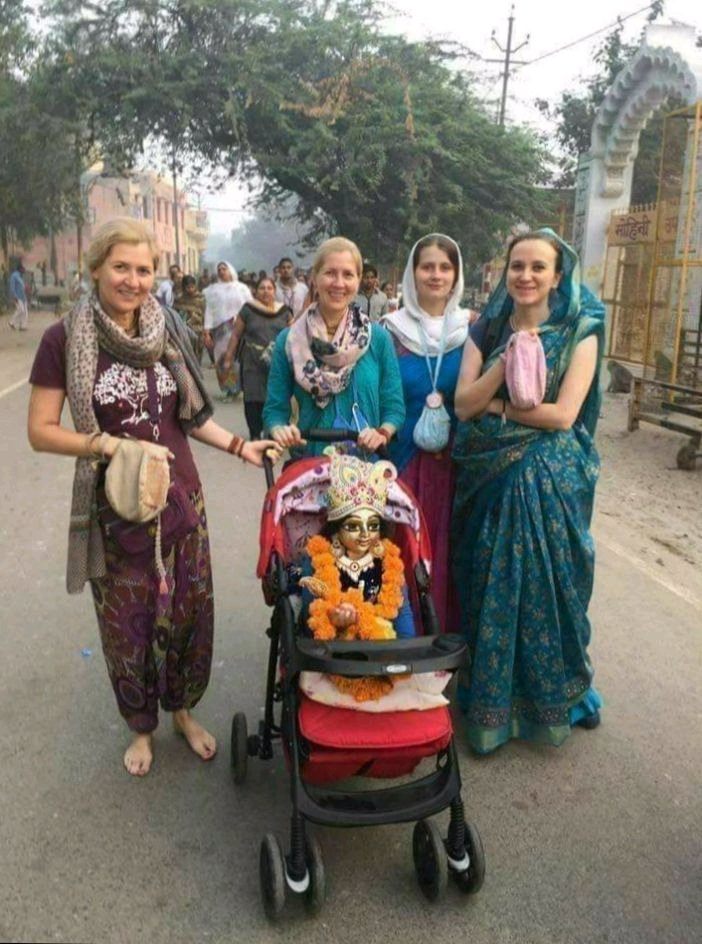 Pretty women looking even prettier.

That's the beauty of the only eternal sanatan dharm ; No inducement, no forced conversions, they embraced #SanatanDharma because they love it.

Very good evening friends.🌹🌹

#tuesdaymotivations
#HinduHeritageMonth