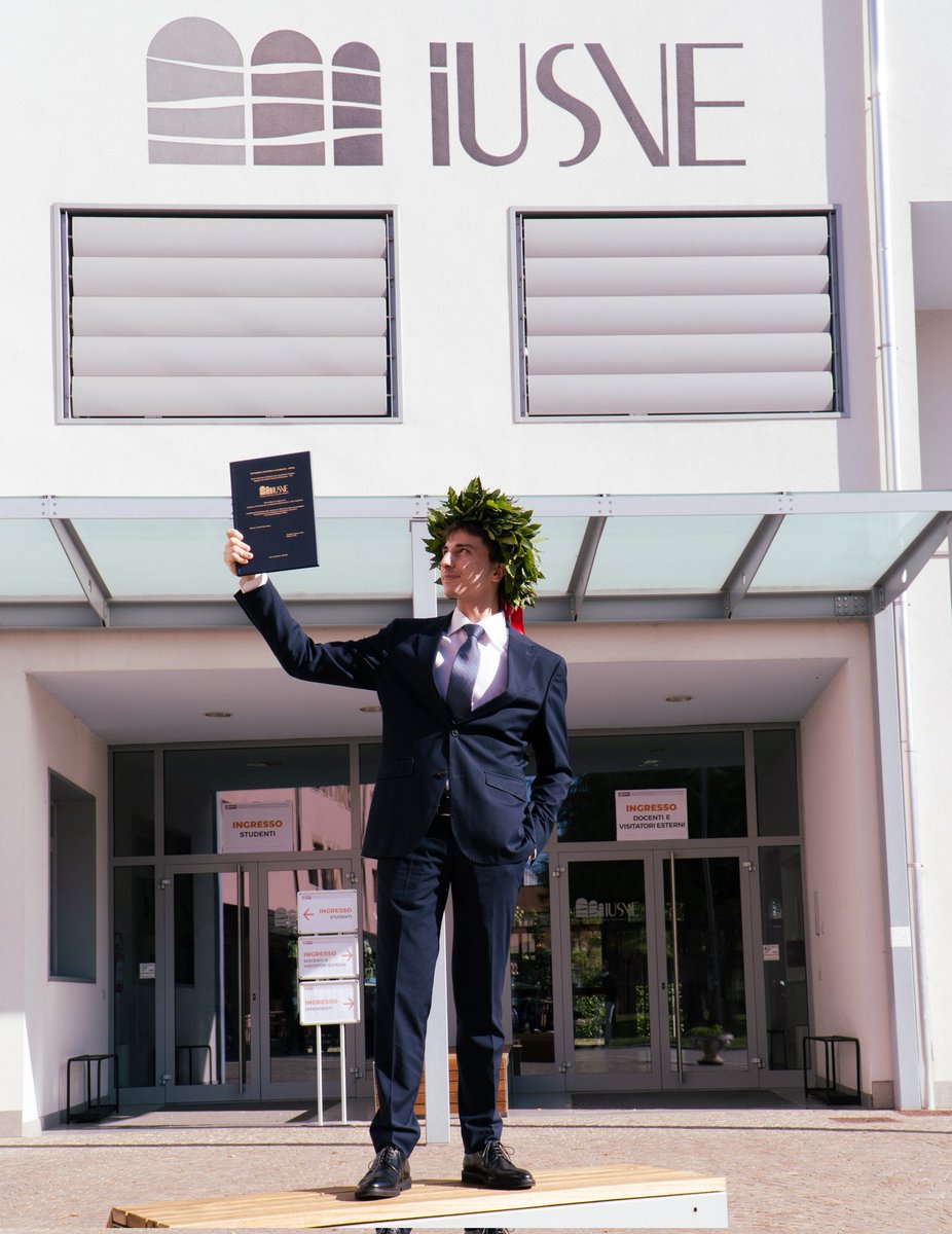 Sì, è successo davvero.
Mi sono laureato in Scienze e Tecniche della Comunicazione grafica e multimediale! 🎓

Cordialmente,
Dott. Fra

#IUSVE #graduationday #laurea #stc #iusvefamily