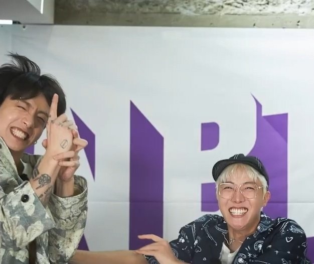 HOPEPlCS's tweet photo. THEIR SMILES https://t.co/PArjUnVkwE