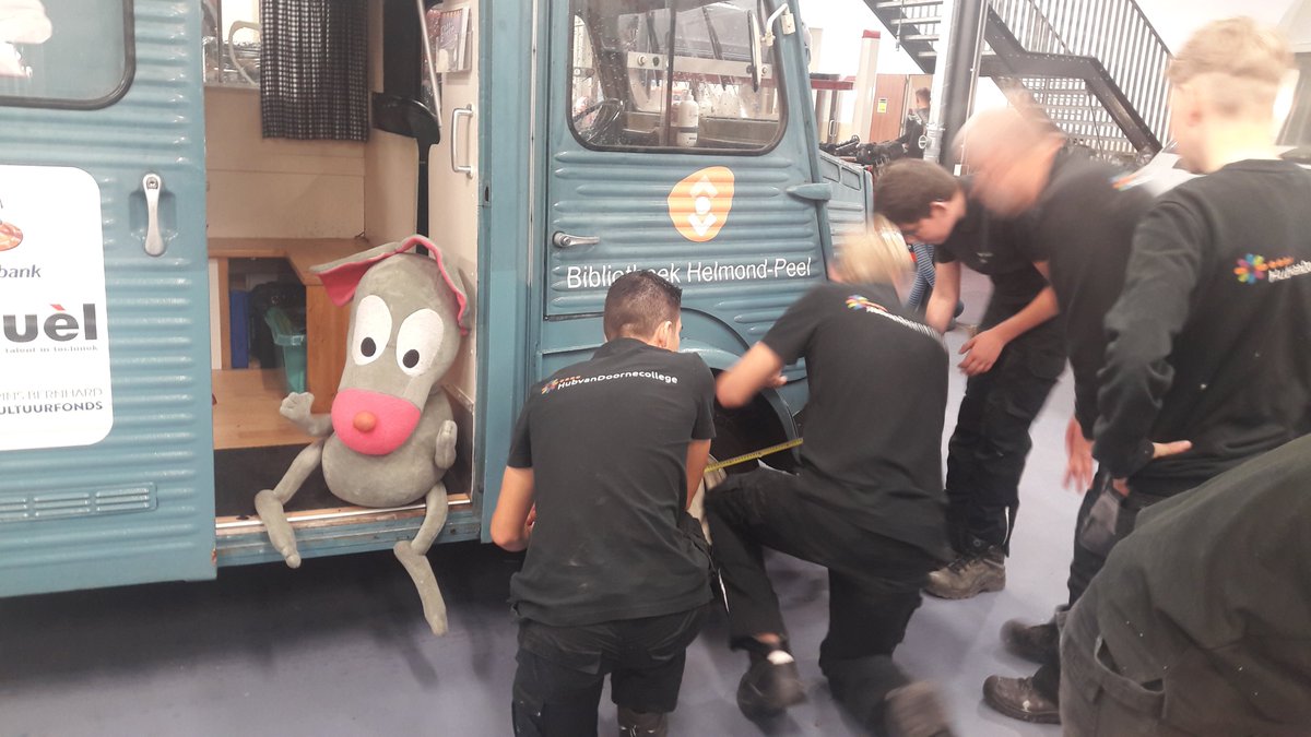 bibliotheekhp's tweet photo. Leuke vraag van @hc_deurne aan @Voorleesbus: Mag Blikkie als voorbeeld dienen voor een project van de leerlingen techniek? Zij hebben letterlijk Blikkie 'de maat genomen'. Als voorbeeld voor de foodtruck die ze gaan bouwen voor een verkooppunt op het schoolplein. Succes!🙂 https://t.co/FDiDNcP1Mk