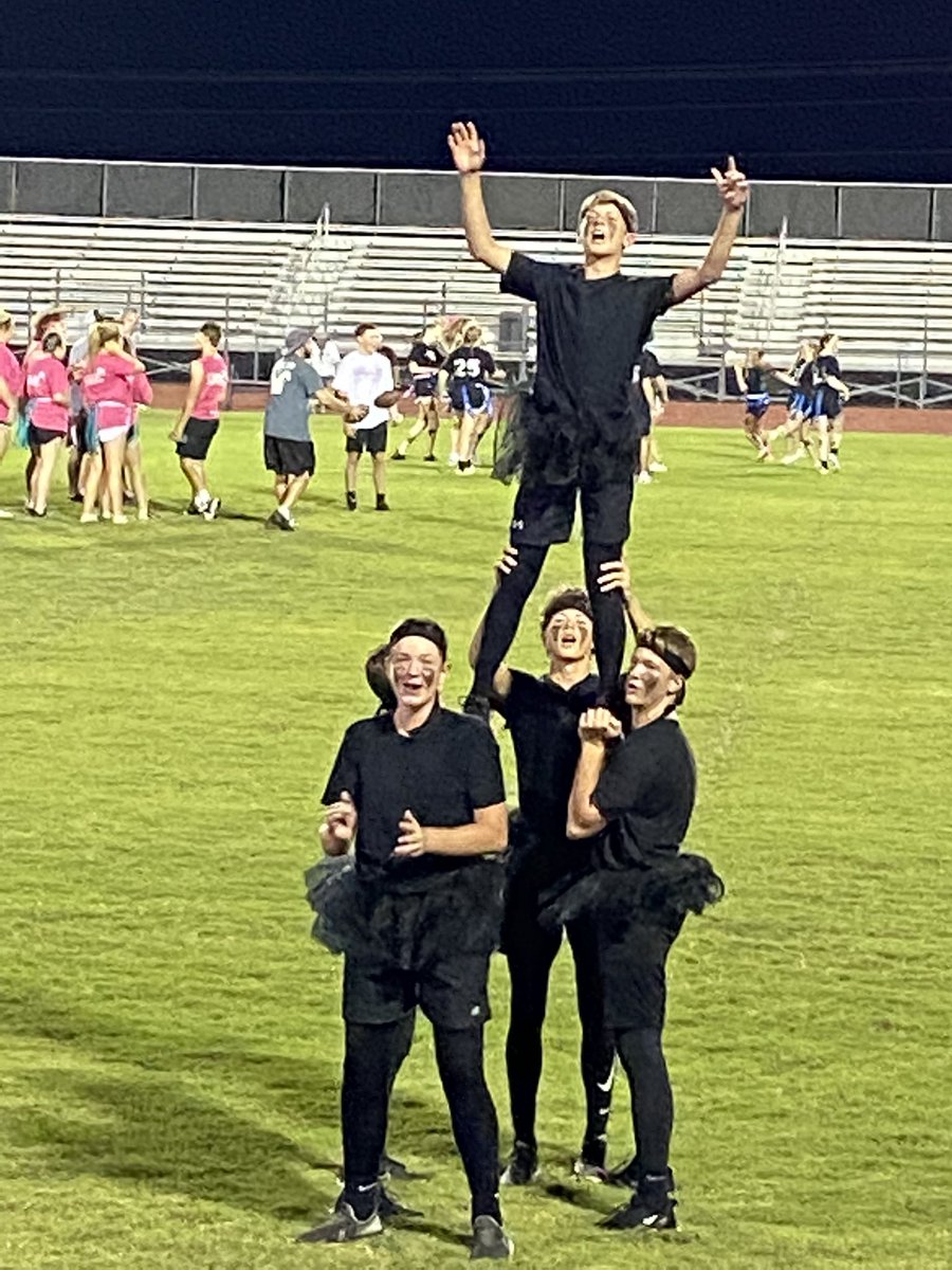 eagpowderpuff25's tweet photo. our cheerleaders >>>> https://t.co/STx5zfeUyN