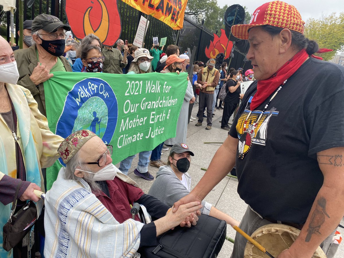jamieclimate's tweet photo. A beautiful moment at the White House fence: an Indigenous leader taking the hands of 88 year old Rabbi Arthur Waskow to thank him for his decades of work for social and environmental justice. #PeopleVsFossilFuels https://t.co/tAeirJF0BT