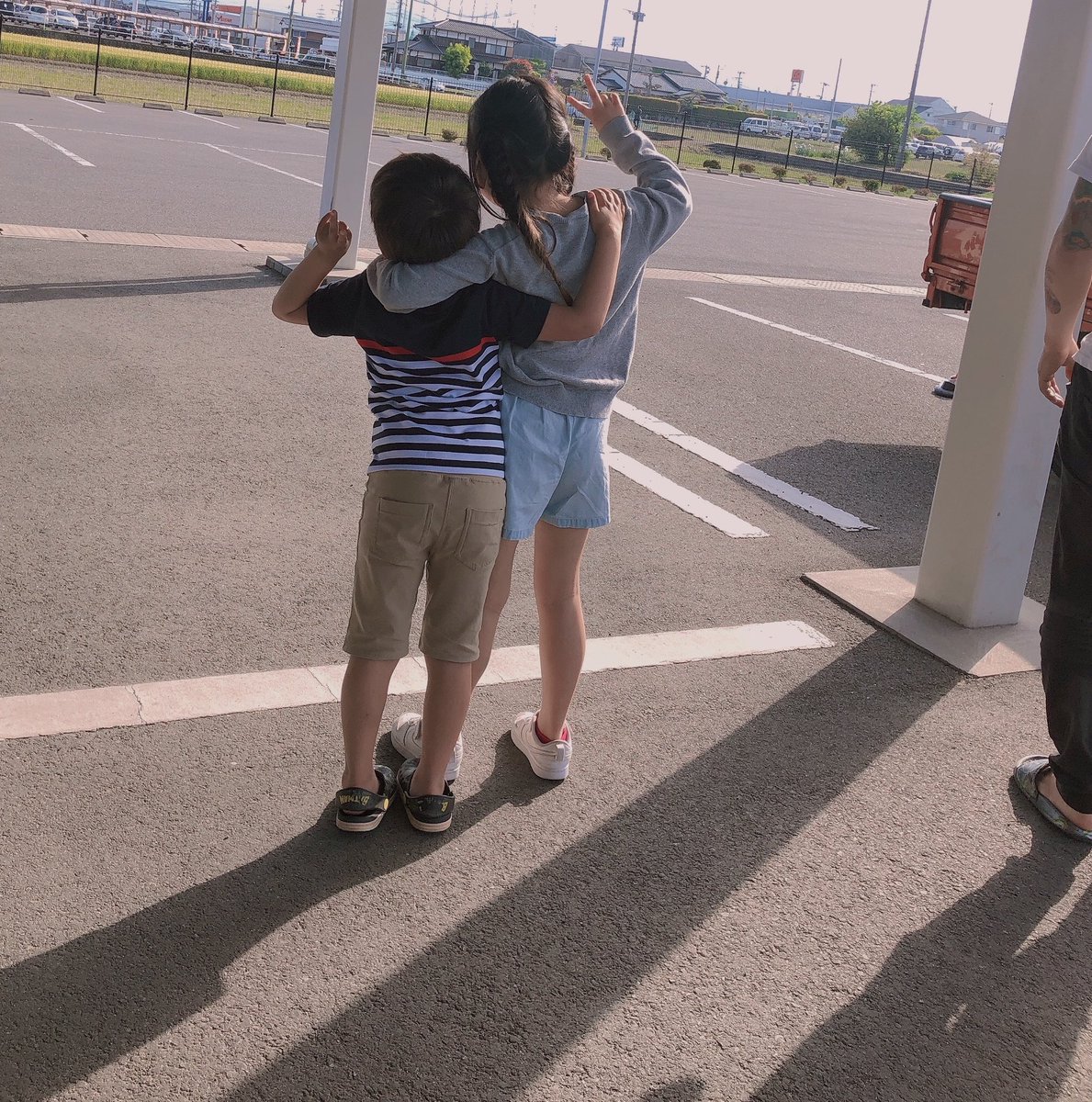 Ryonchan0609's tweet photo. 娘ちゃんʜᴀᴘᴘʏ ʙɪʀᴛʜᴅᴀʏ︎︎❤︎︎
あーちゃんが産まれて私も初めての事だらけで一緒に成長させてもらった⸌⍤⃝⸍ ⸌⍤⃝⸍⸌⍤⃝⸍
きーくんが産まれてからはたくさん可愛がってくれていつもありがとう🌷
長いようで短かった10年間🥲
これからも大好き～💜❤💙💚 https://t.co/Ffocv2mbKc