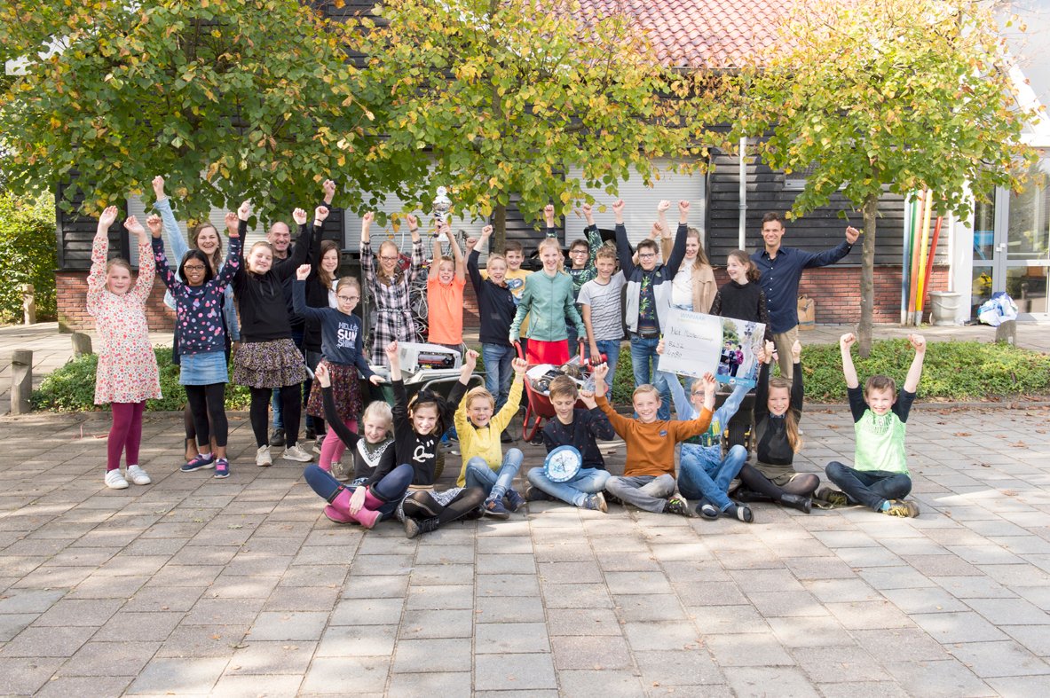 Vier weken lang zijn acht deelnemende basisscholen in Epe en Deventer de strijd aangegaan tegen het elektronisch afval. Ze haalden 12.575 oude elektronische apparaten op. Het Mosterdzaadje uit het buurtschap Gortel is de winnaar van de editie van 2021. 
bit.ly/3v8rEir