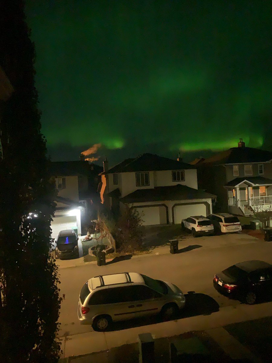 PrettyLittleT01's tweet photo. Beautiful!!!

 #AuroraBorealis #calgary #yyc #NorthernLights https://t.co/YkCt9U5Ski