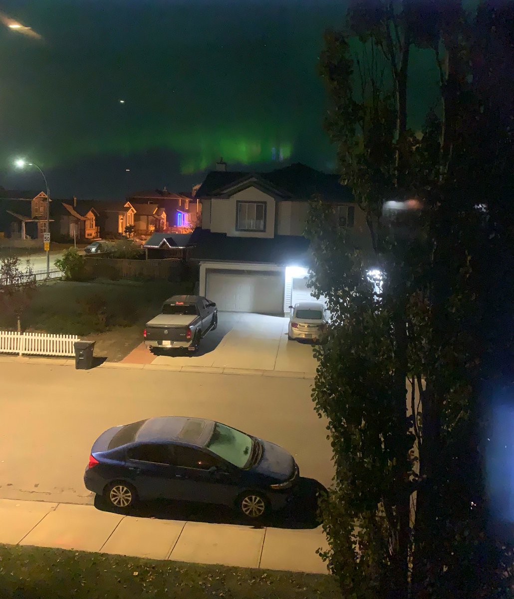 PrettyLittleT01's tweet photo. Beautiful!!!

 #AuroraBorealis #calgary #yyc #NorthernLights https://t.co/YkCt9U5Ski