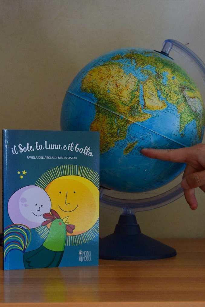 EduPossibile's tweet photo. Il progetto ModuModu nasce dall'idea di un ragazzo griot senegalese, cioè un cantore che svolge il ruolo di conservare la tradizione orale
Allo stesso modo i venditori di libri di ModuModu stanno tra la gente per esportare la cultura afro
Scopri di più👇🏽https://t.co/cOznOsUQDW  https://t.co/z6b3dl1AuO