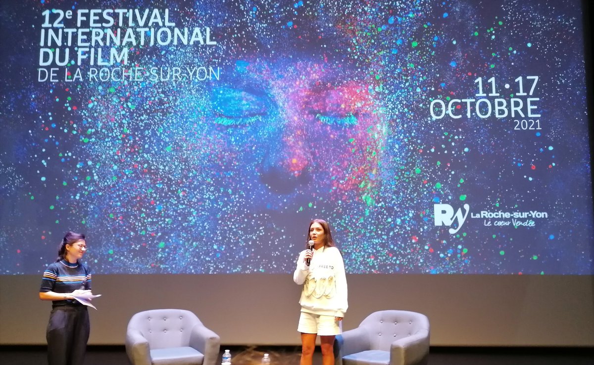 MChantecaille's tweet photo. Dans la belle série des rencontres du Festival International du Film de La Roche-sur-Yon, après-midi avec Adèle Exarchopoulos : une heure d'échanges et présentation de son dernier film "Rien à foutre" d'Emmanuel Marre et Julie Lecoustre. #festfilmlrsy https://t.co/w6fnGsVYsn