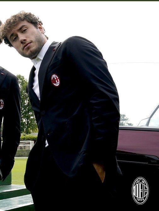 waalkmann's tweet photo. ma Davide Calabria del Milan? Stefano ti devo parlare https://t.co/wm4Bloor8b
