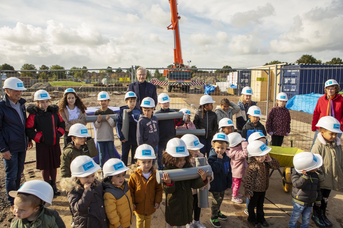 Eemsdelta's tweet photo. Vandaag was de starthandeling voor de bouw van het nieuwe Kindcentrum Noord in #Delfzijl. Wethouder Jan Menninga: "Fantastisch dat we vandaag de start van de bouw van het nieuwe gebouw voor Kindcentrum Noord kunnen vieren." @Kids2b 

Meer informatie⤵️
https://t.co/Xq3YKzKpx4 https://t.co/z7kYoBRBDH