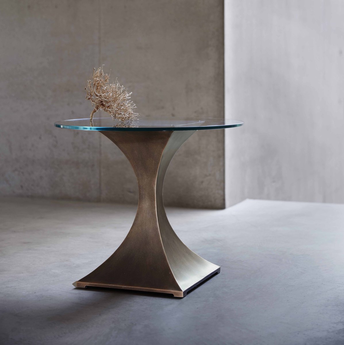 TomFaulkner's tweet image. Here we have the sleek but soft Capricorn Round Side Table in all its glory! With its classic, timeless shape, it&apos;s a real Tom Faulkner staple. 

#metalsidetable #handcraftedfurniture #britishdesigner #britishcraft #customfurniture #contemporarytable #handmade #designideas