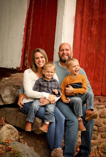 RubyFrostApple's tweet image. @CrunchTimeApple is made up of generations of family farmers. One being Kast Farms, Inc. Today, and every day of the year, we celebrate the non-stop work that goes into growing and producing our apples. Happy #NationalFarmersDay! 🍎🚜

#RubyFrostApples #FamilyFarms