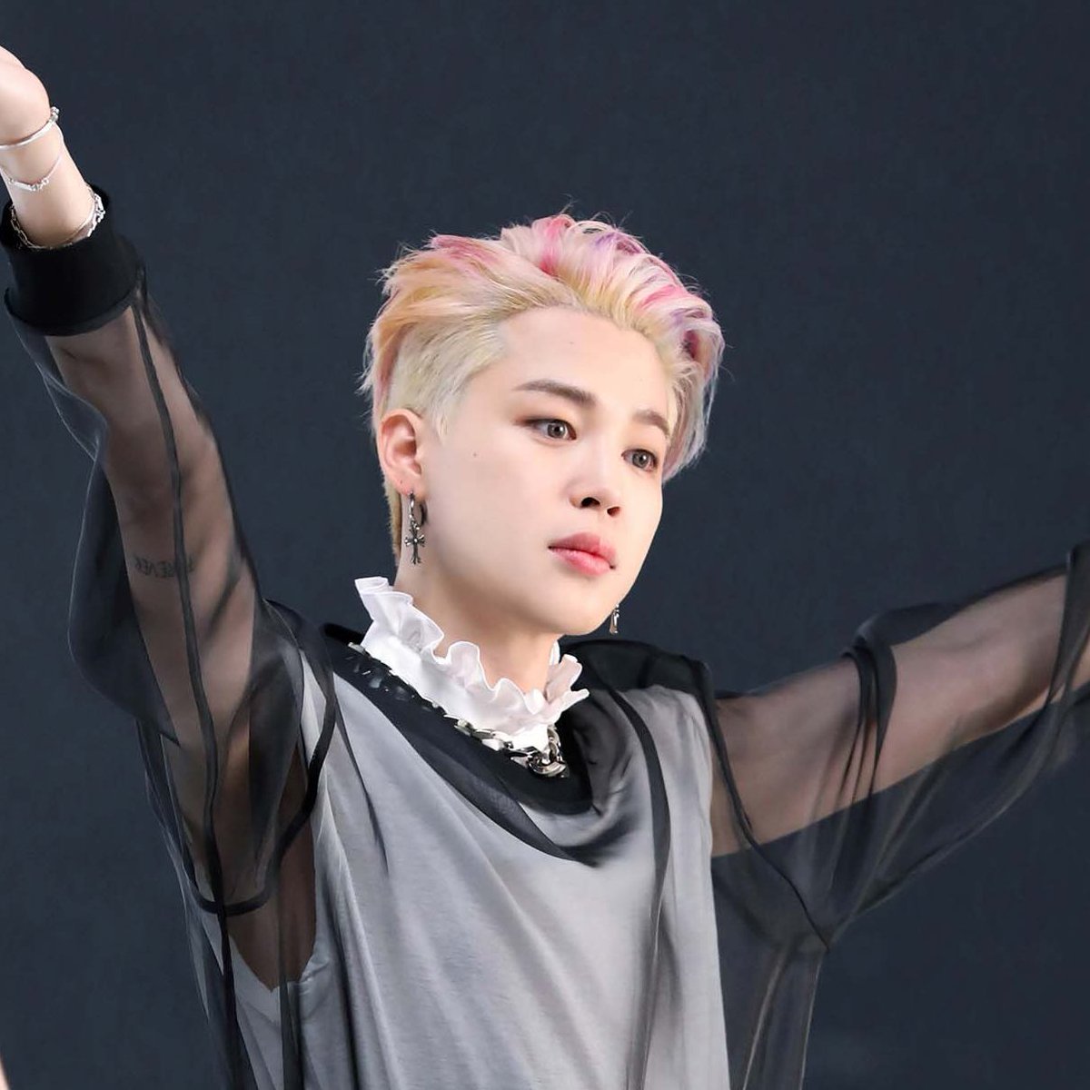 btsislove__7's tweet photo. @BtsLandPaK @BTS_twt Happy Birthday Jimin 
#JiminHamaraJahan
#Noor_e_Jimin https://t.co/0FmR6YuNpZ