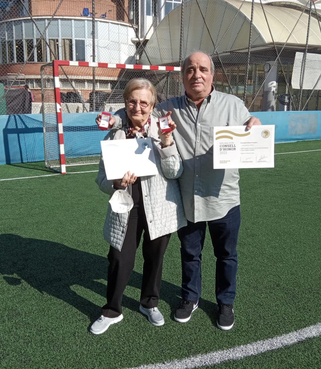 xavierdemiguel's tweet photo. La Mare ha rebut avui la insígnia de platí del @CN_Sabadell pels seus 75 anys com a socia, i ara és la més antiga. L'avi Josep Villanova (1903-1989), tota una institució del #club, n'hi va fer quan en tenia 10. A la foto amb el meu cosí Toni Puig, des d'avui al Consell d'Honor https://t.co/agox4CdNME