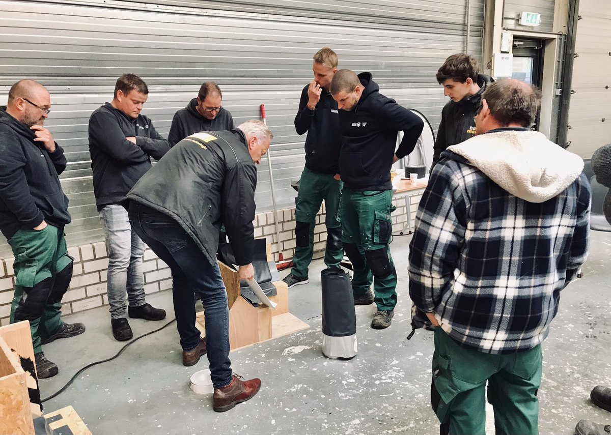 BouwmijJanssen's tweet photo. Om de vakkennis van onze medewerkers naar een nog hoger niveau te tillen, hebben wij vandaag, samen met Vilton, een cursus georganiseerd over waterkeringen en luchtdicht bouwen.
Een leerzame dag voor onze vaklieden!
#BouwmijJanssen #Venray #Vilton #Training #Waterkeringen https://t.co/sOJjwK0LrQ