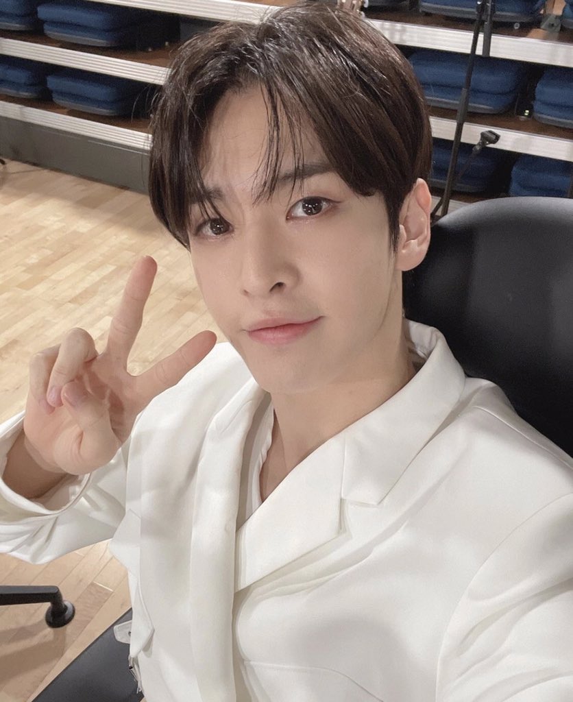 almfiles's tweet image. ebs fm pentagon night radio

🖇️: instagram.com/p/CU7l2yzhP9-/…

#앨런 #ALLEN