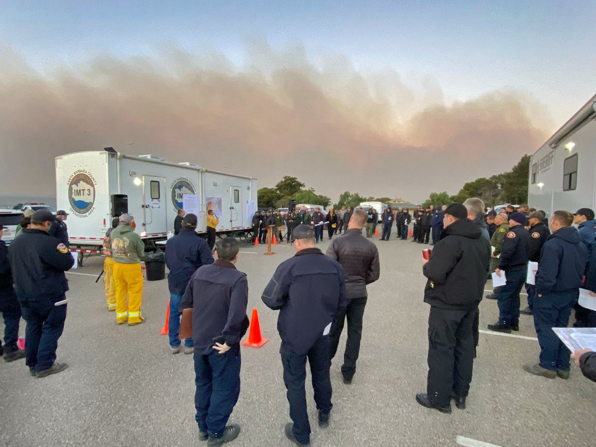 EliasonMike's tweet photo. #Alisal Fire - UPDATE - 7 A.M. briefing. Gusty winds continued overnight, pushing the fire up to 6,000 acres, with 0% containment. There still are 100-120 structures threatened. Hopefully, lesser winds will allow air support to work the fire today.  600 FF assigned to the fire. https://t.co/749Q6jXTP1