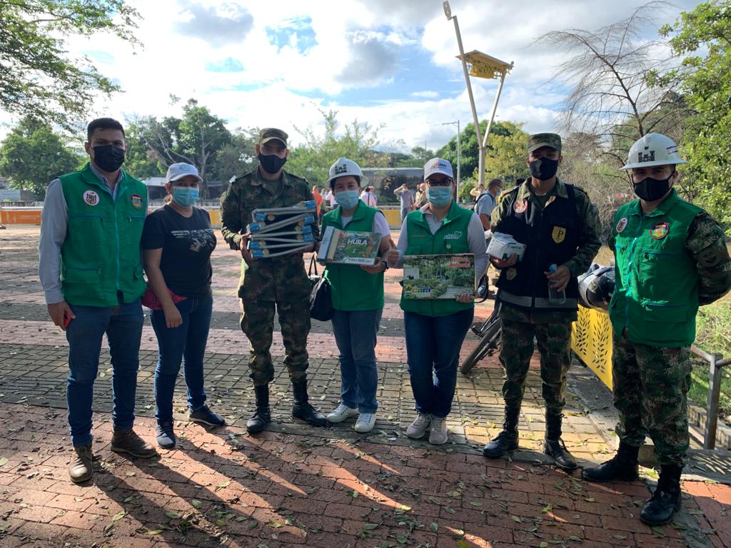 Ejercito_Div5's tweet photo. #SabiasQue 22 árboles producen el oxígeno que utiliza una persona al día. #Hoy conmemoramos el Día Mundial del Árbol con la sembratón para reverdecer el planeta. 
Desde el Parque Ronda Río Las Ceibas en Neiva #Huila, #NovenaBrigada, #Baspc, @CAMHUILA, @HuilaGob, @PoliciaColombia https://t.co/KJIuaFocvM