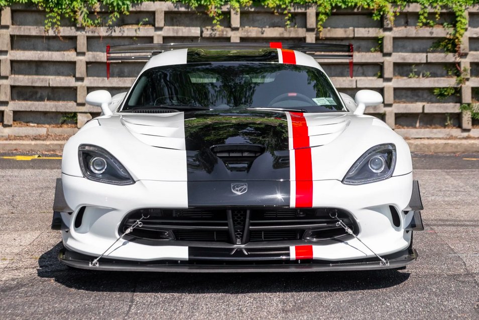 CarWaffle's tweet photo. Like-new 438-mile 2016 #Dodge Viper ACR Extreme is up for auction right now. Bids stand at an incredible $226k 😵😵 https://t.co/gwMqyHZaMP https://t.co/KIiFckd6Kx