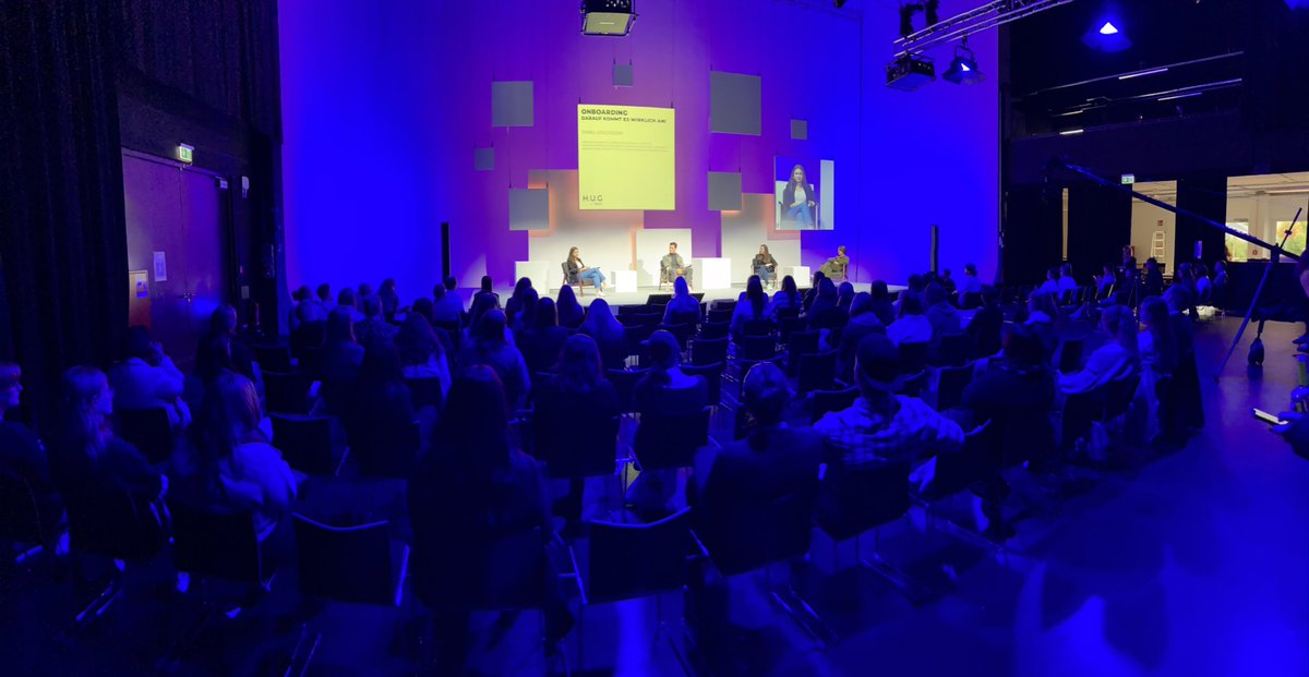 Volles House in der Panel Discussion zu „Onboarding“ mit <a href="/mira_kolb/">Mira Kolb</a> von <a href="/DATEV/">DATEV</a> - Spannende Einblicke wie unterschiedlich Onboarding gelebt wird! #DATEVlernt #HUG2021