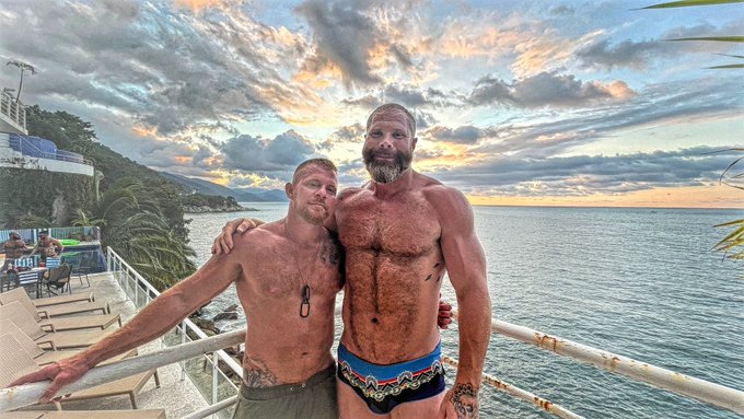 The sky is almost as beautiful as he is. 😍 https://t.co/17kvMrzDOy