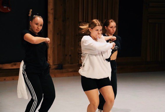 keelie_walker's tweet photo. Rehearsal photo dump💃🏼🎤📸 Can’t wait to open for @HRVY in 6 days! https://t.co/4LbL7ILDpl
