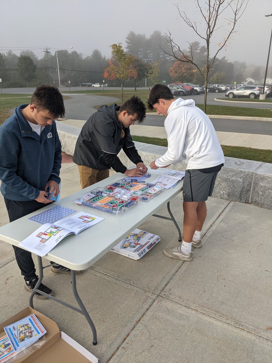 Queensbury HS and MS students creating, making, and collaborating at the Q-Munity bus! #GlobalMakerDay