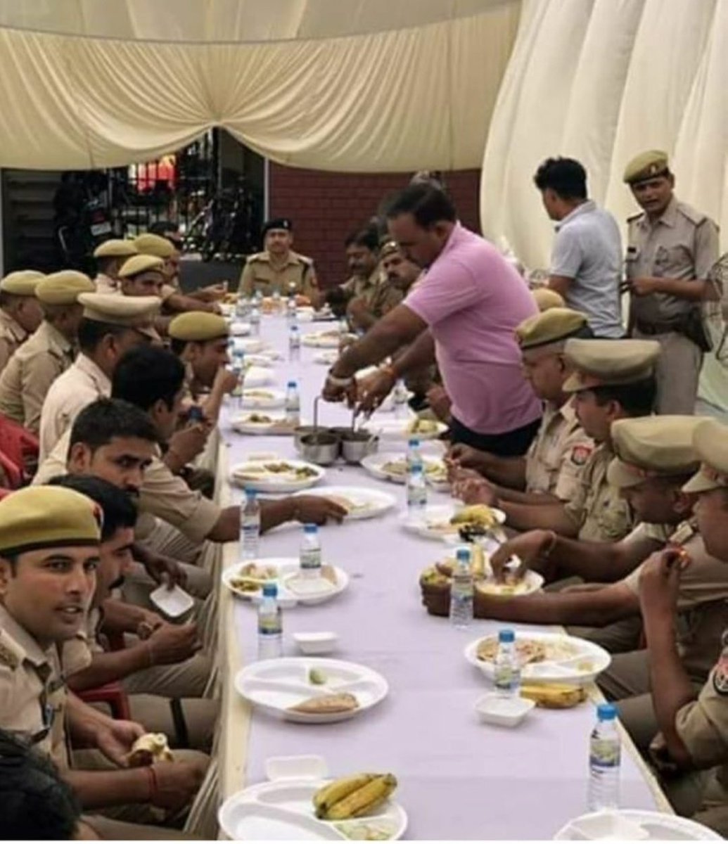 SheetalPronamo's tweet image. Till date had seen only Iftar parties getting organised

Yogiji leads by an example as he organises "Falhaar" for policeman on duty who are fasting on Navratri