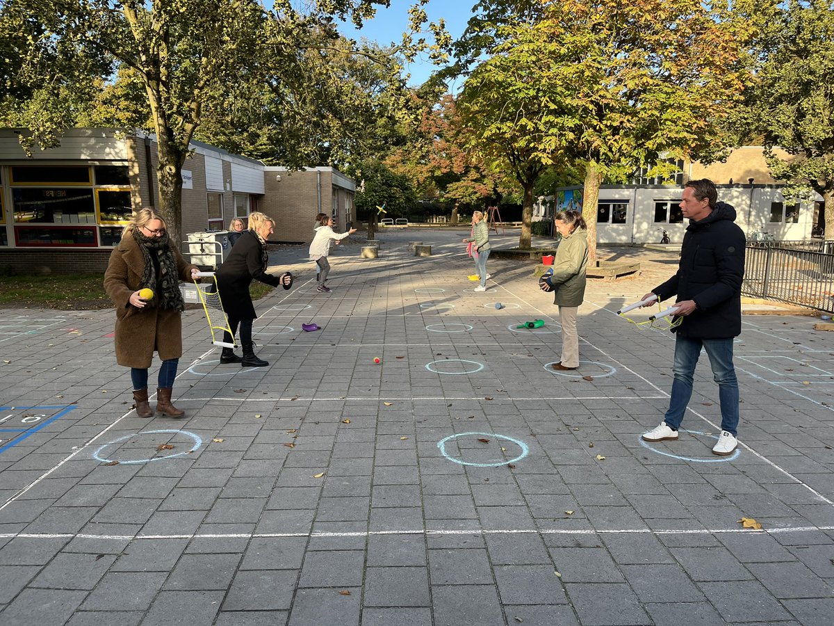 Vanmiddag de bijeenkomst ‘@BeweegWijs; Hoe leren we kinderen spelen op het schoolplein’ mogen verzorgen samen met collega <a href="/Mascha_BW/">Mascha Warnshuis</a> op (het schoolplein van) bs de Schothorst voor leerkrachten van 8 verschillende basisscholen in <a href="/gemeentehengelo/">Gemeente Hengelo</a>. Mooie feedback ontvangen! 💪