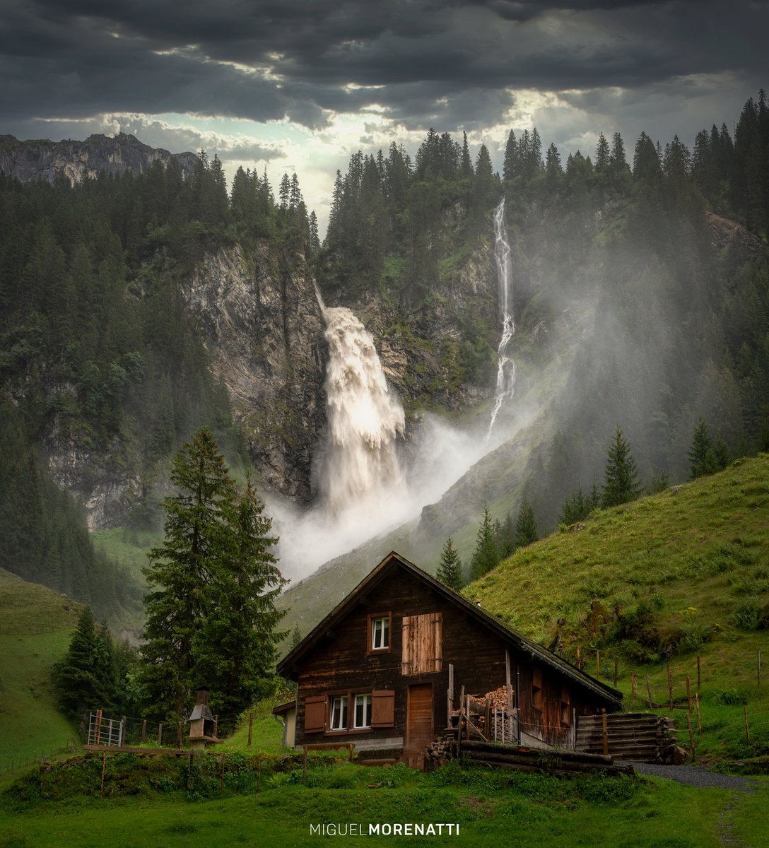 MiguelMorenatti's tweet photo. Este verano he vuelto a unos de mis lugares favoritos. Una de las cascadas más potentes de los Alpes suizo, donde se encuentra la casa de mis sueños. https://t.co/FtVehemvS3