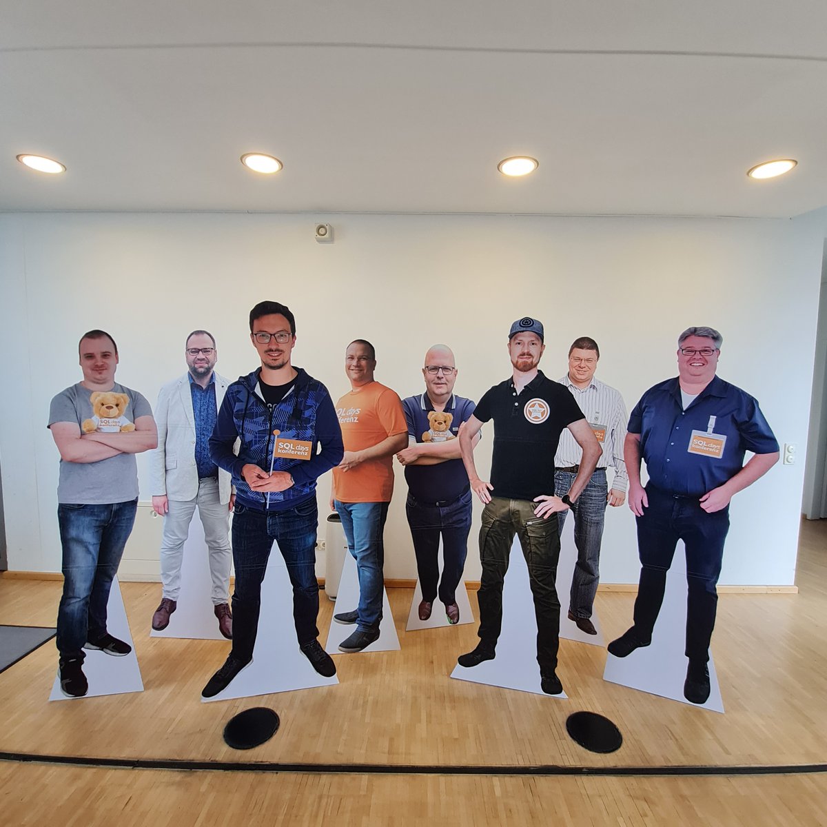ppedvEvents's tweet image. Tag 1 der #SQLdays startete mit einer kleinen Überraschung für unsere Sprecher. Lebensgroße Doppelgänger überall. Na, wer erkennt das Original?
#spaßmusssein #EVENT #ppedv