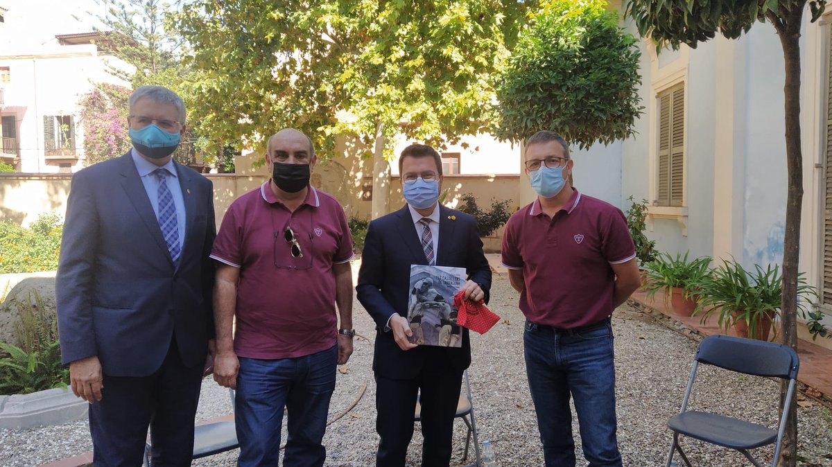 xiquetstgn's tweet photo. Aquest matí hem conversat amb @perearagones , president del @govern , sobre l’actualitat del mon casteller en aquest context de post-pandèmia. Molt agraïts per la visita president!

#castelleres #castellers https://t.co/IWdetPoiit