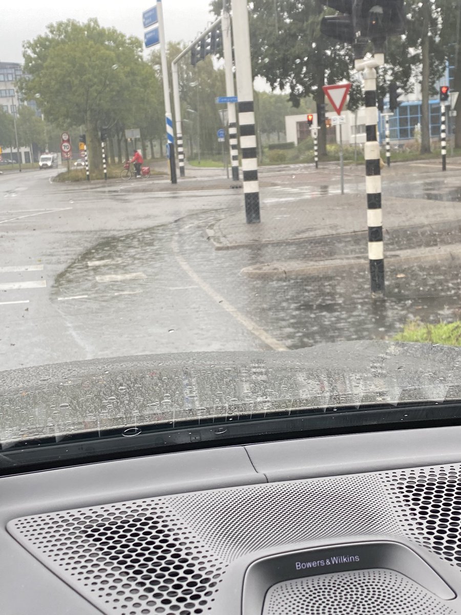 avanasselt1's tweet photo. @Gem_Amersfoort graag jullie aandacht, bij een beetje regenval overstroomt deze hoek rondweg oost- computerweg  fietsers en voetgangers ondervinden veel overlast. https://t.co/Mj6rwt5Dw8