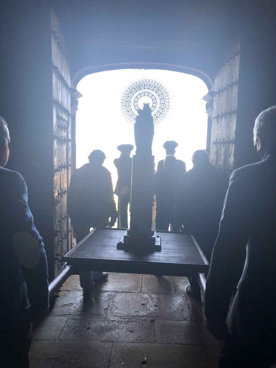#DiaDelPilar y Día de la <a href="/guardiacivil/">Guardia Civil</a> en Sos del Rey Católico. 
     Ofrenda floral  a la Virgen y felicitación y agradecimiento de las autoridades locales y vecinos a los representantes del Puesto de la Guardia Civil de Sos por su trabajo y servicio.