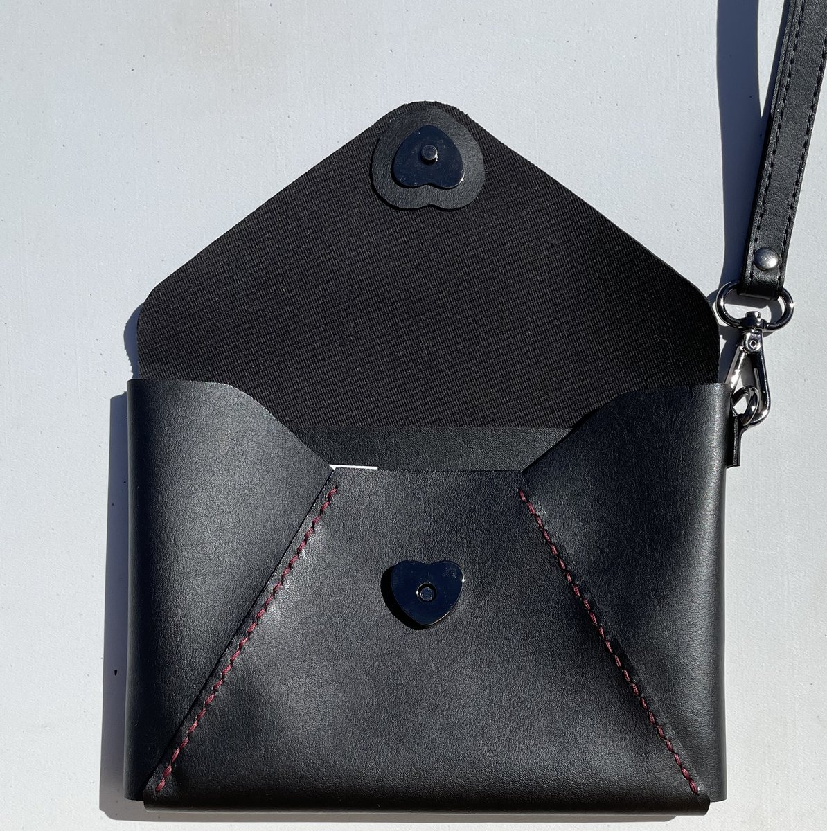 PomonaBags's tweet image. Love Letter Clutch made from plant based 🌵 cactus leather releasing on pomonabags .com friday Oct 15th noon central.