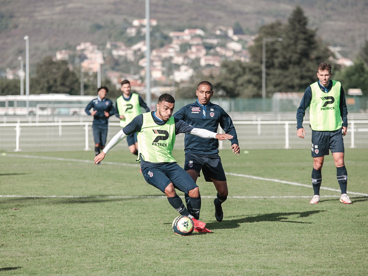 ClermontFoot's tweet photo. 📸 Le groupe est au travail en attendant le retour de nos internationaux 👊
J-5 avant le choc face aux champions de France ! #CF63LOSC 🌋🔴🔵

Retrouvez l'album photos complet 👉 https://t.co/O3O7CXr8qs https://t.co/GBBMpytu7M