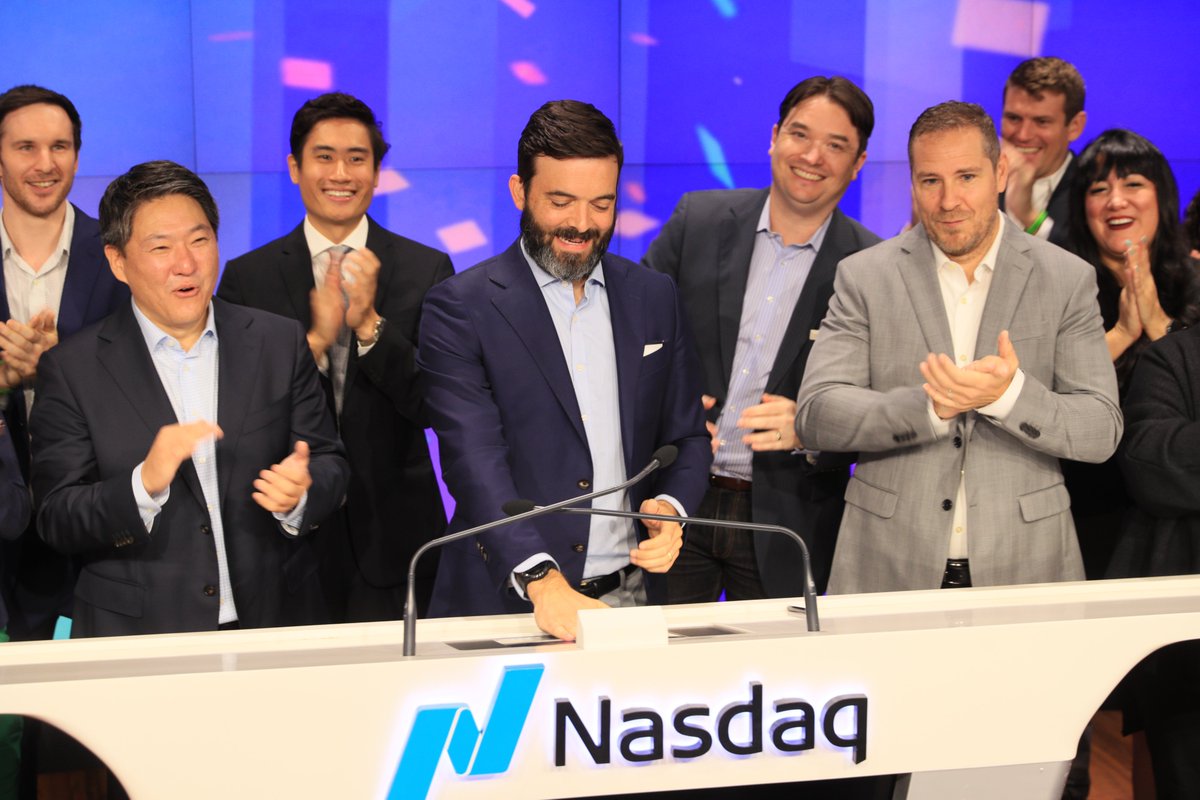 weedmaps's tweet photo. It finally feels official! 🎉

This morning, our CEO @ChrisBeals and a number of Weedmaps team members rang the @Nasdaq opening bell in celebration of WM Technology going public under the ticker $MAPS.

(Photography courtesy of Nasdaq, Inc.) https://t.co/QpjQjJjzOW
