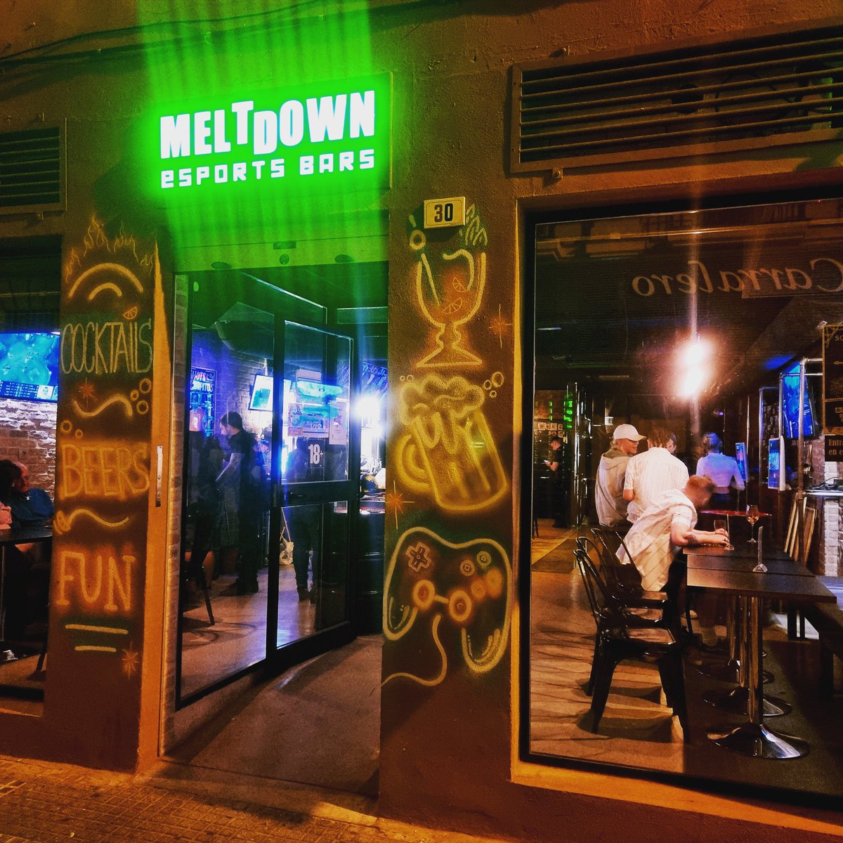 Estamos súper felices de poder unirnos a la familia <a href="/south_bangers/">Southbangers</a> para el gran festival de Enero en #Malaga. Las entradas están a la venta en el bar, vente a coger la tuya! Va ser una fiesta de locos! 🔥 Además organizamos la fiesta post concierto en el bar 🤘🍺 Preparate…😈