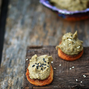 Houmous wordt traditioneel gemaakt van kikkererwten, knoflook, tahini (sesampasta) en olijfolie maar eigenlijk kun je van iedere peulvrucht een verrassende “houmous” of tapenade maken. Bekijk hier een variant met zwarte bonen, tijm, specerijen &amp; rozijnen!

greenage.nl/houmous-van-zw…