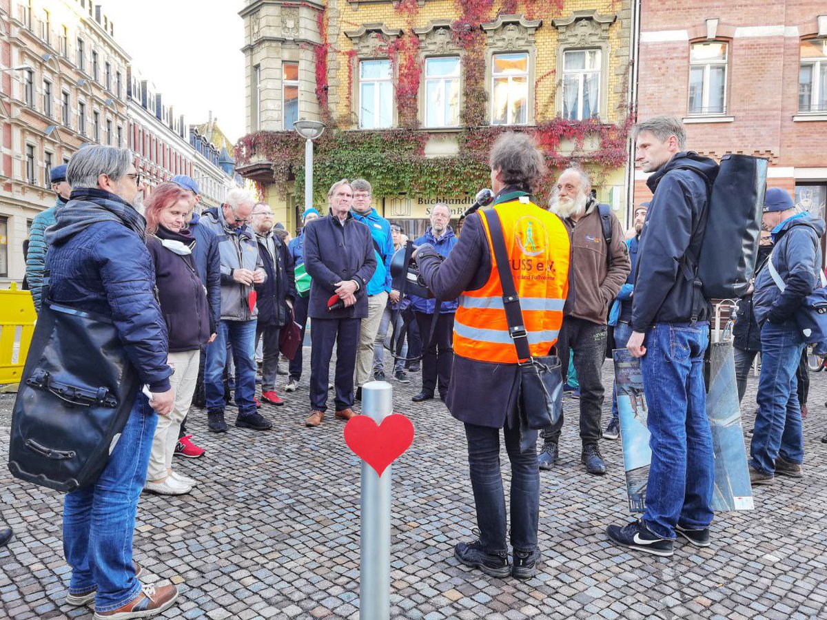 Oekoloewe's tweet photo. Dank dieser Poller haben Fußgänger:innen auf dem Lindenauer Markt endlich mehr Platz! Schön zu sehen, dass sich unser langjähriger Einsatz an dieser Stelle ausgezahlt hat. #ModaleFilter
https://t.co/bfL3cZLIzA https://t.co/DVaX71cbe5