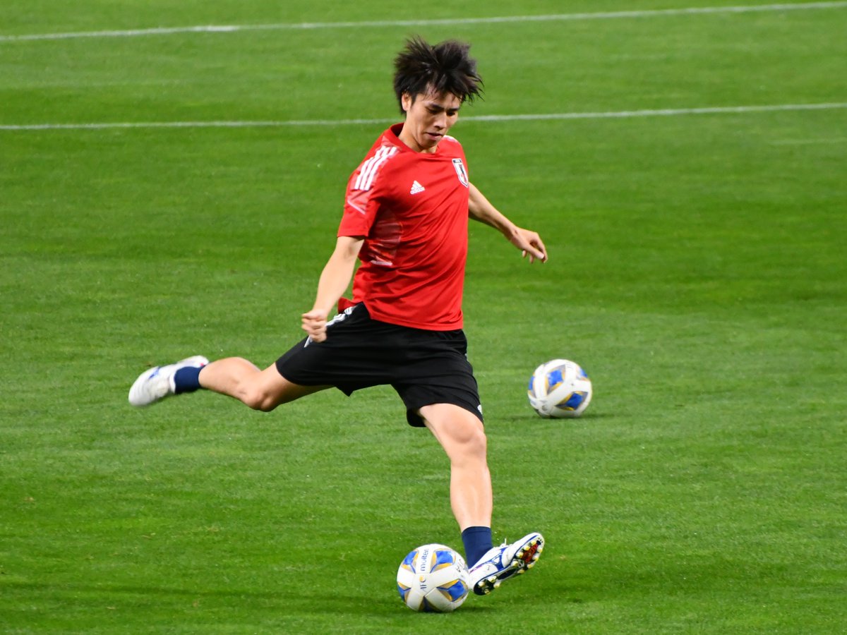 湘南 浪漫 Rain Maker スタジアムが揺れた逆転ゴールとなるオウンゴールが決まった後 しっかりと センターサークルに陣取る田中碧 気持ちは熱く 頭は冷静に 見るたびに凄い選手になって良く印象 デュッセルドルフは良い買い物したね 田中